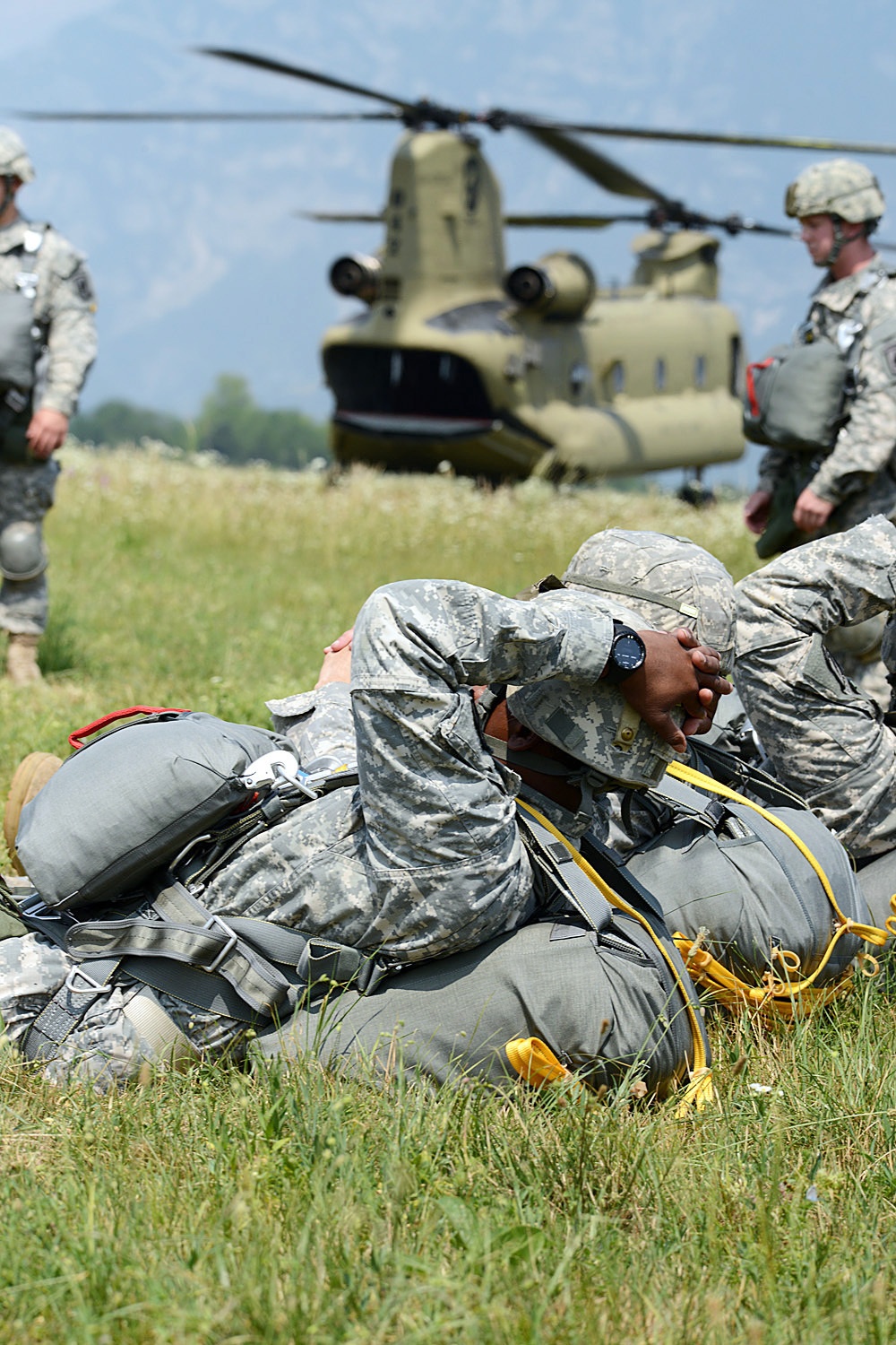 Partnership jump with Italian and US Air Force paratroopers