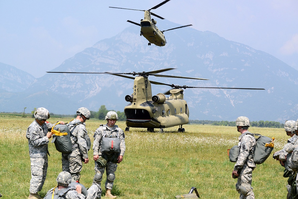 Partnership jump with Italian and US Air Force paratroopers