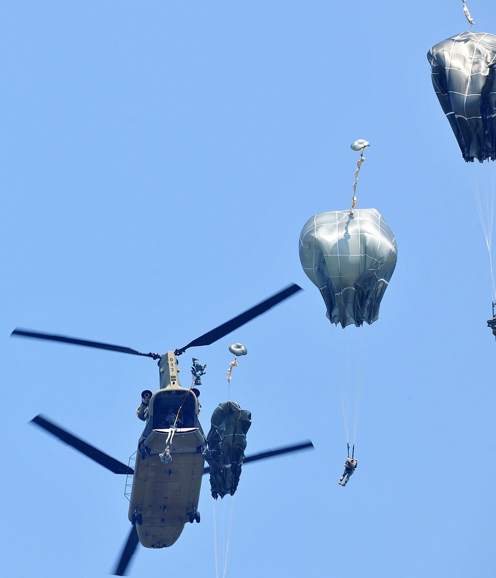 Partnership jump with Italian and US Air Force paratroopers