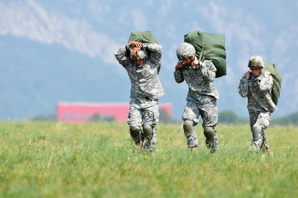 Partnership jump with Italian and US Air Force paratroopers