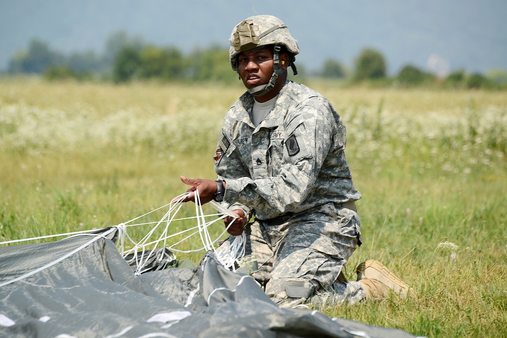 Partnership jump with Italian and US Air Force paratroopers