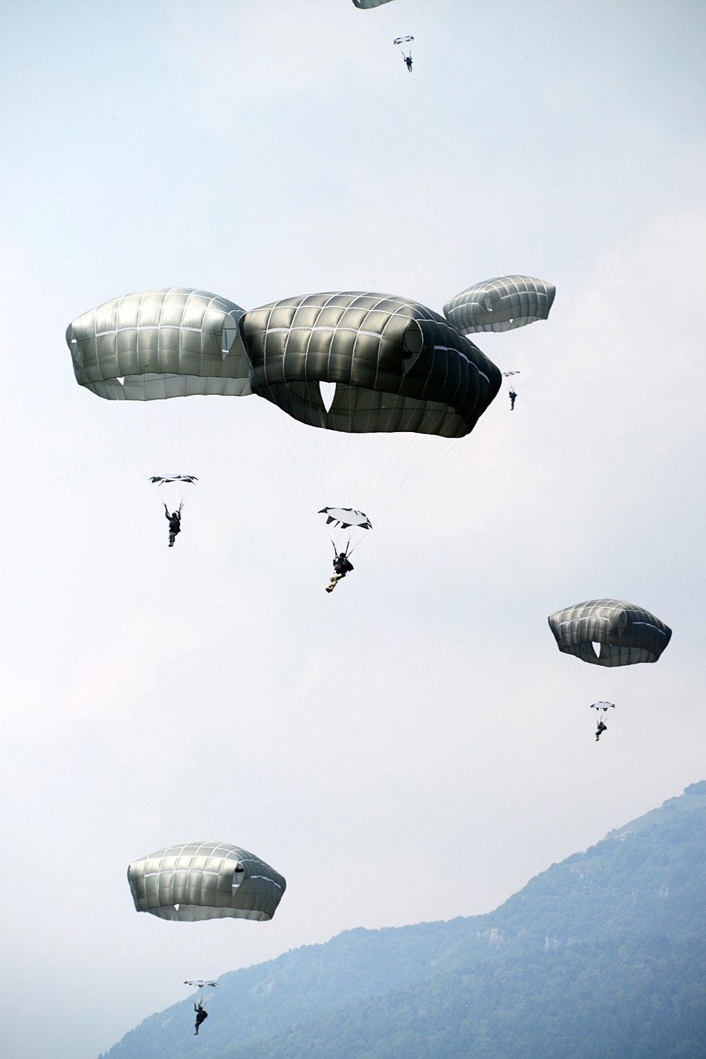 Partnership jump with Italian and US Air Force paratroopers