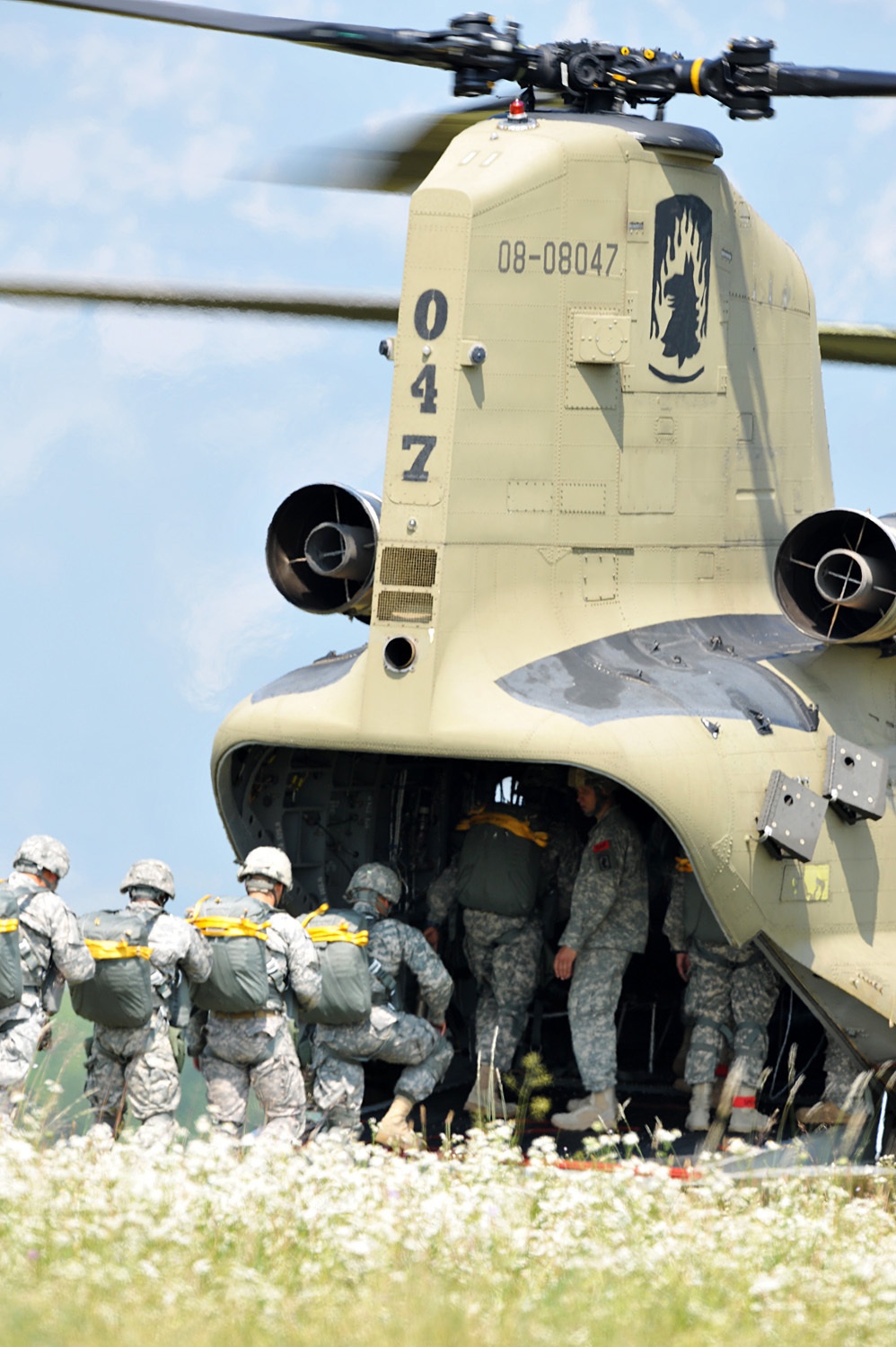 Partnership jump with Italian and US Air Force paratroopers