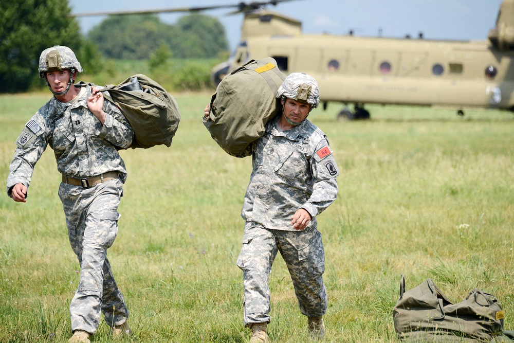 Partnership jump with Italian and US Air Force paratroopers