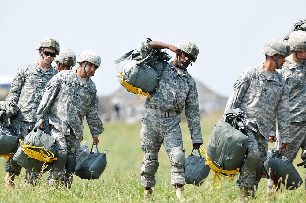 Partnership jump with Italian and US Air Force paratroopers