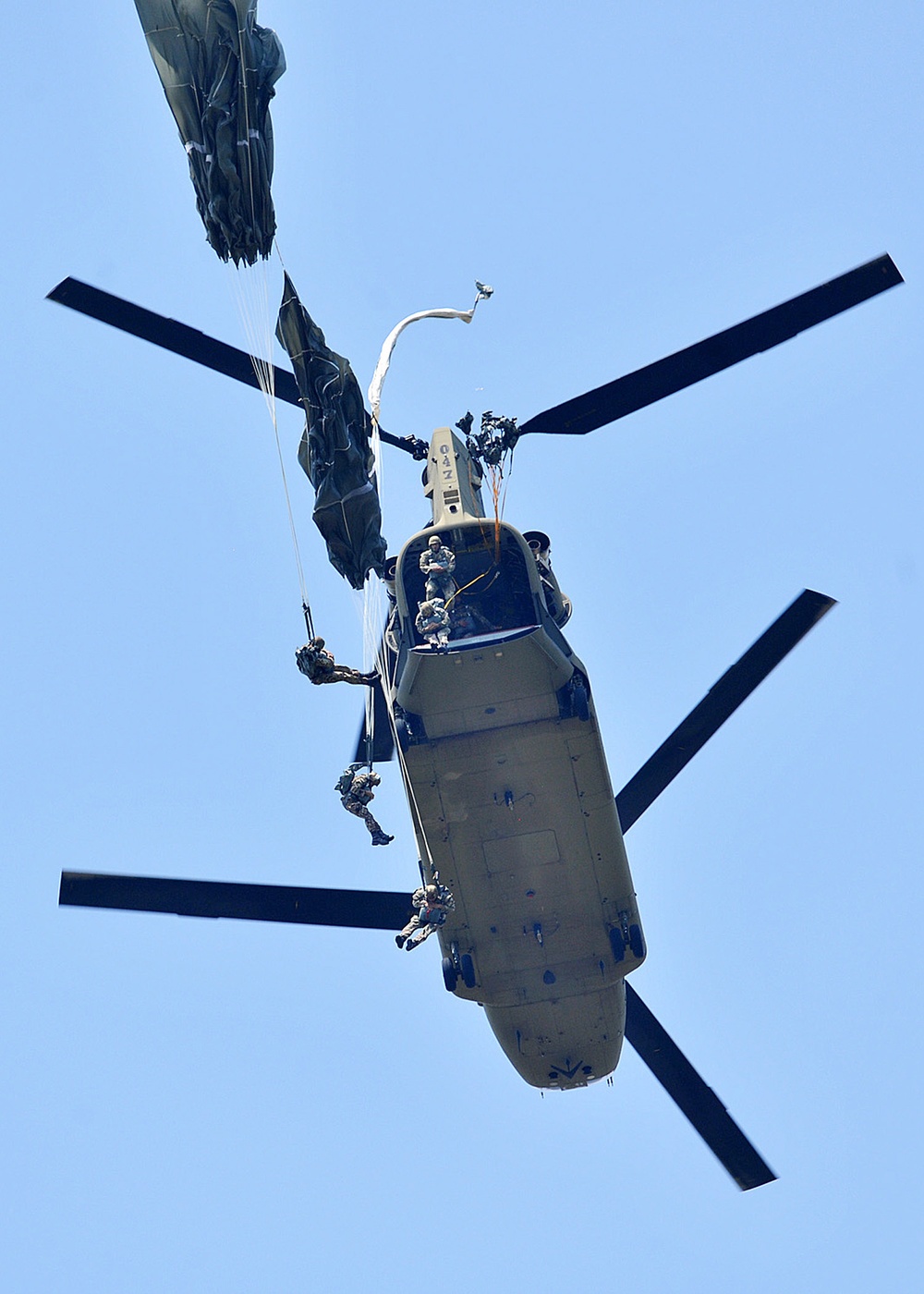 Partnership jump with Italian and US Air Force paratroopers