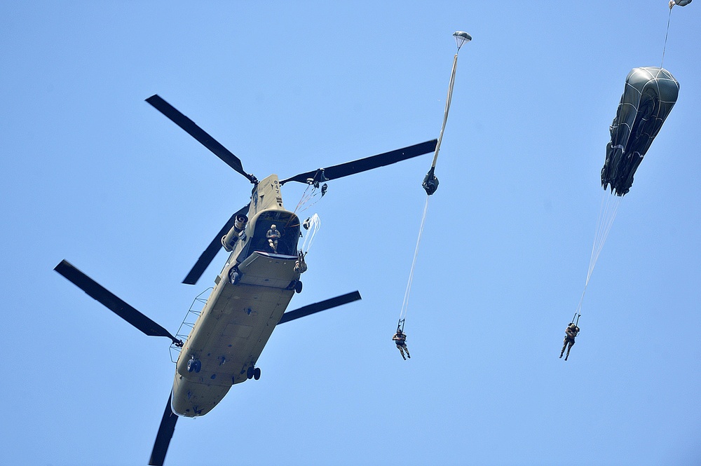 Partnership jump with Italian and US Air Force paratroopers