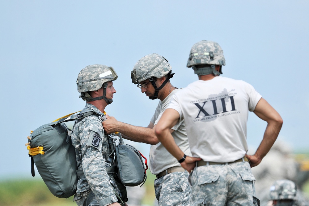 Partnership jump with Italian and US Air Force paratroopers