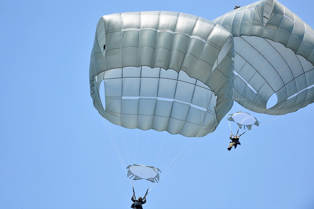 Partnership jump with Italian and US Air Force paratroopers