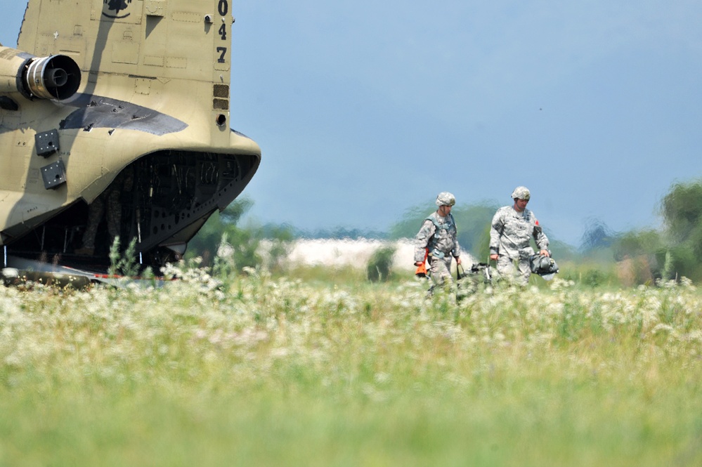 Partnership jump with Italian and US Air Force paratroopers
