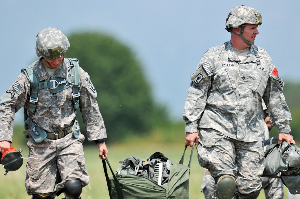 Partnership jump with Italian and US Air Force paratroopers