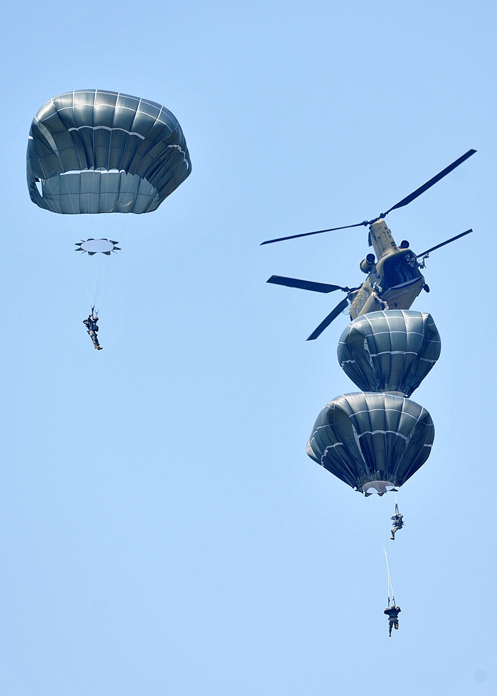 Partnership jump with Italian and US Air Force paratroopers