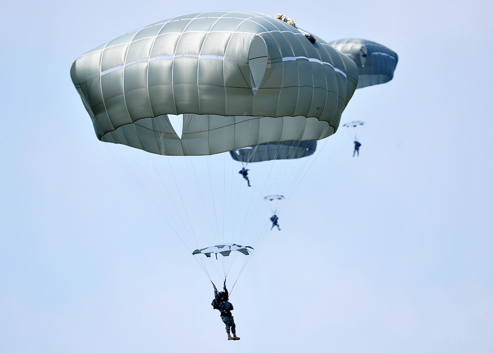 Partnership jump with Italian and US Air Force paratroopers