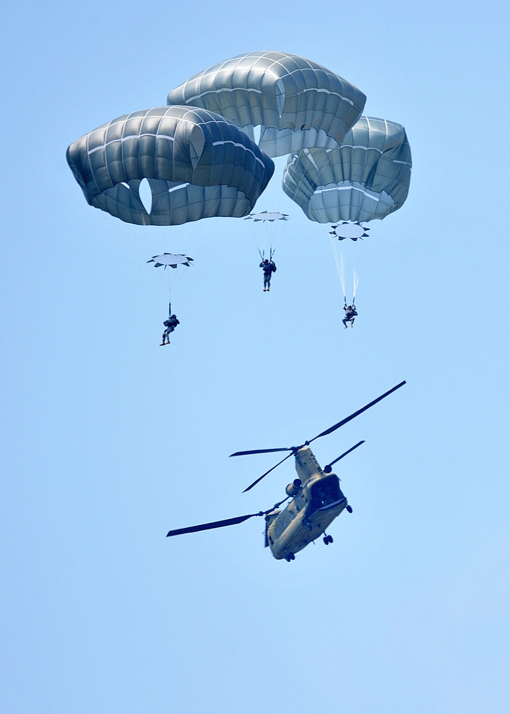 Partnership jump with Italian and US Air Force paratroopers