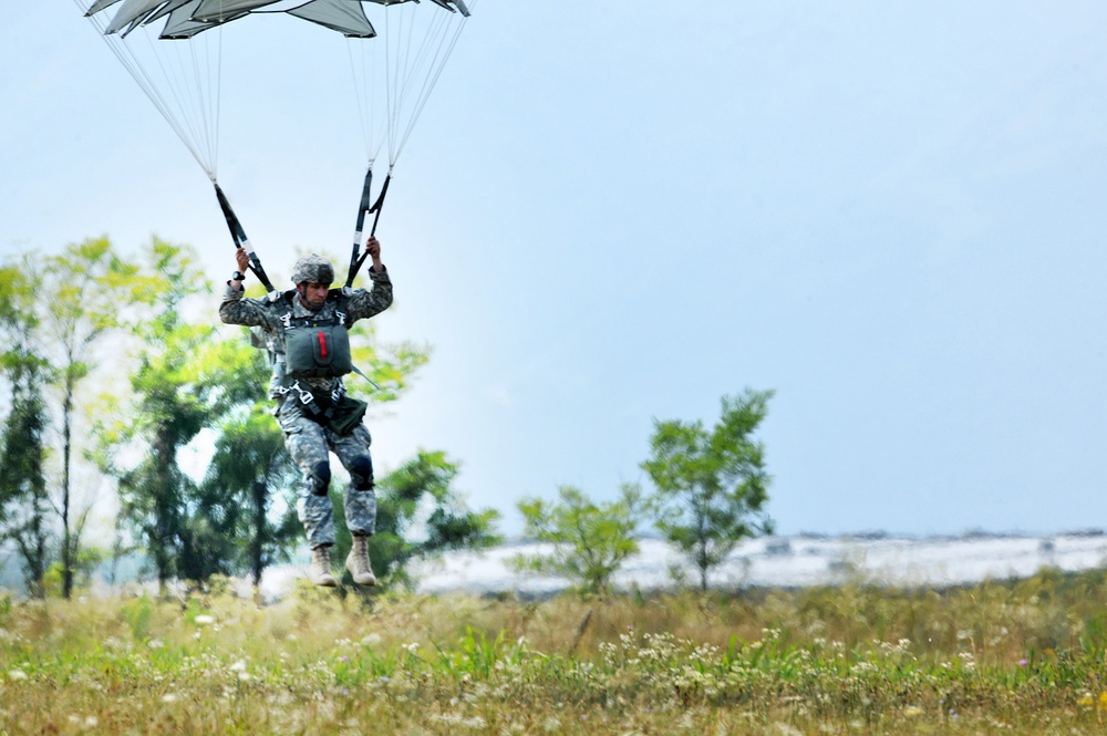 Partnership jump with Italian and US Air Force paratroopers