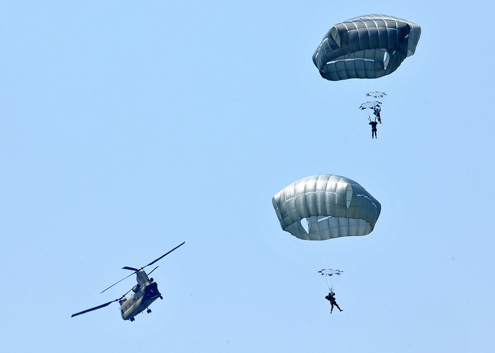 Partnership jump with Italian and US Air Force paratroopers