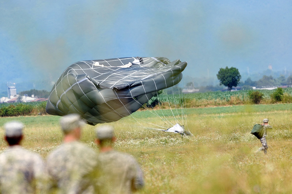 Partnership jump with Italian and US Air Force paratroopers