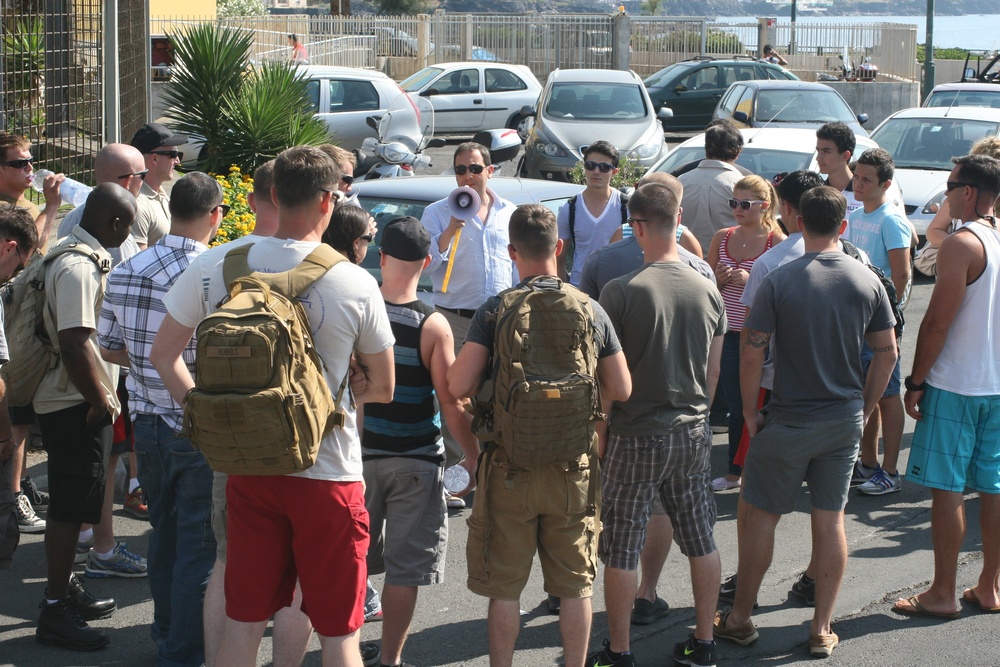 Special-Purpose MAGTF Africa 13 works with rotary clubs to clean Catania beaches