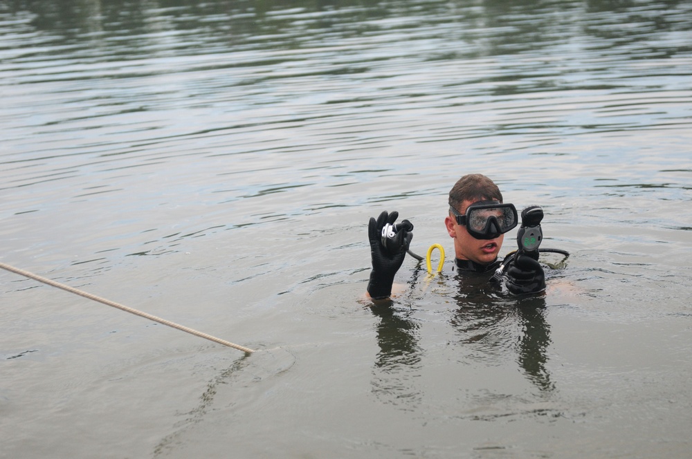 Army divers go to great depth for river assault