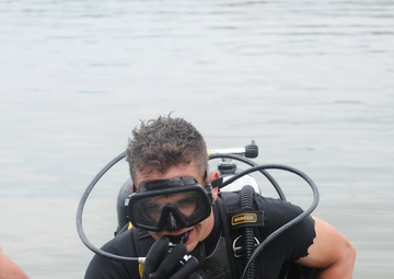Army divers go to great depth for river assault