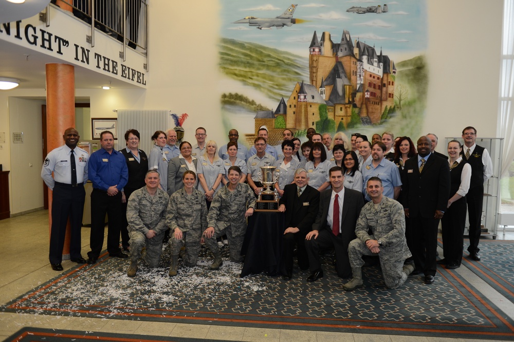 Lt. Gen. Jones visits Spangdahlem