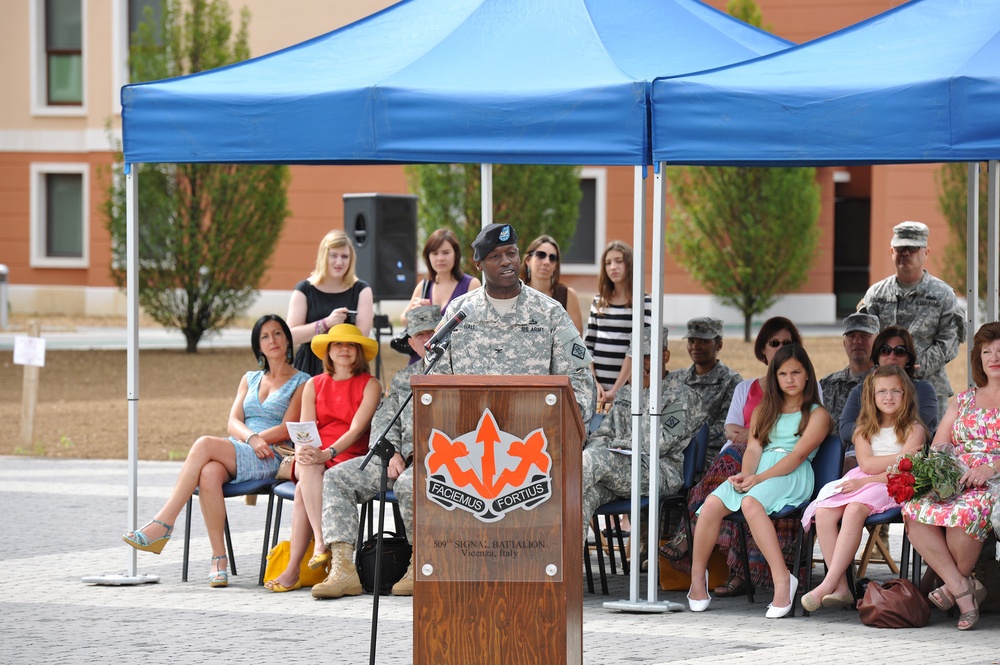 Change of command 509th Signal Battalion, uncasing of the colors