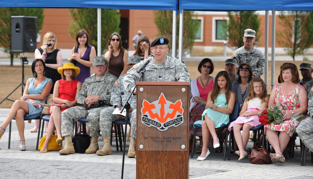 Change of command 509th Signal Battalion, uncasing of the colors