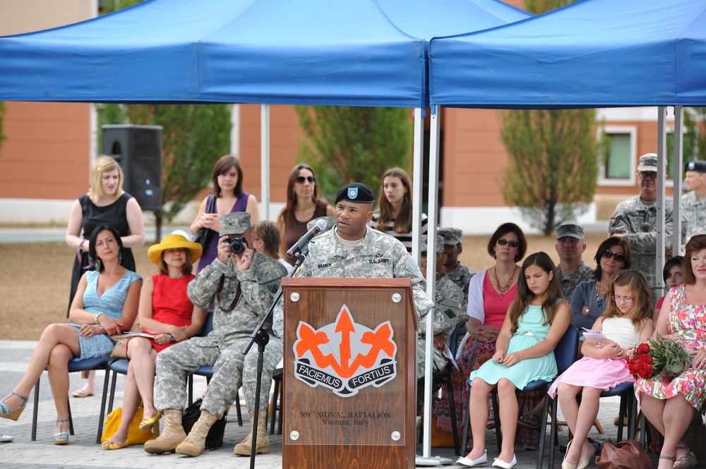 Change of command 509th Signal Battalion, uncasing of the colors