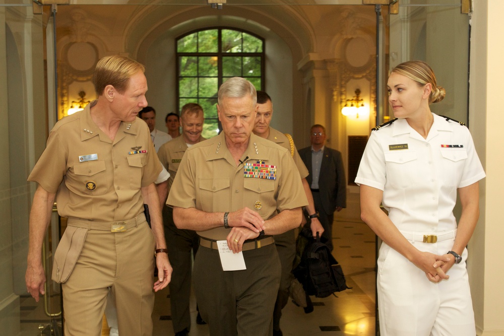 Gen. Amos visits US Naval Academy