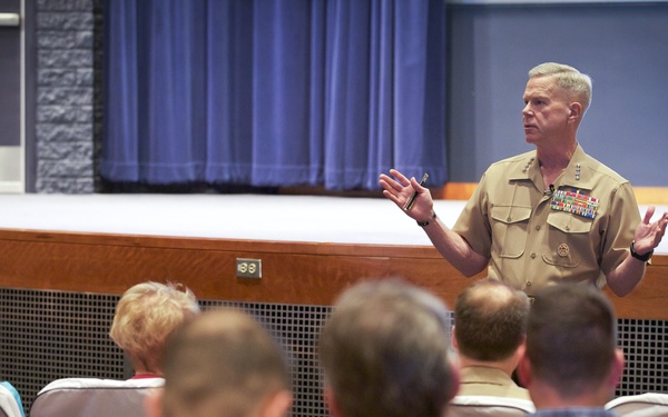 Marine Corps commandant visits US Naval War College