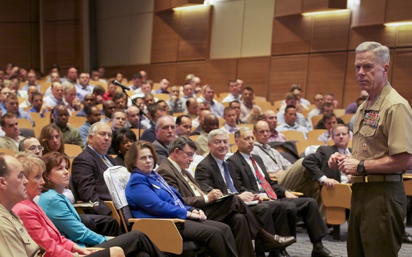 Marine Corps commandant visits US Naval War College