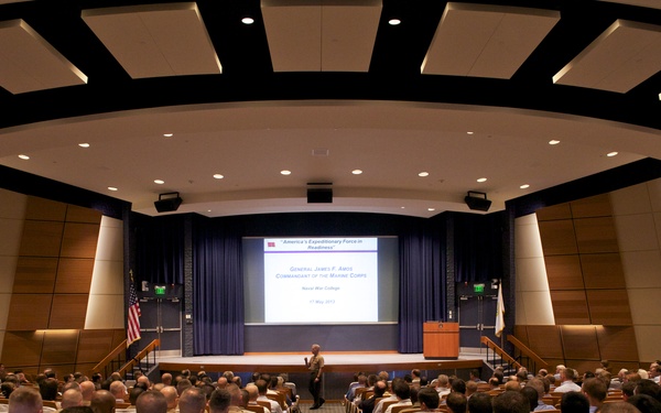 Marine Corps commandant visits US Naval War College