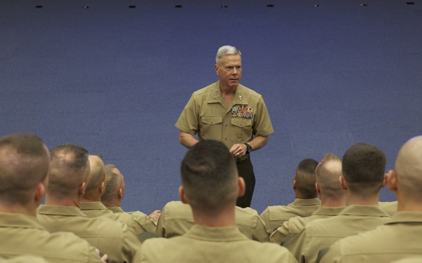 Marine Corps commandant visits US Naval War College