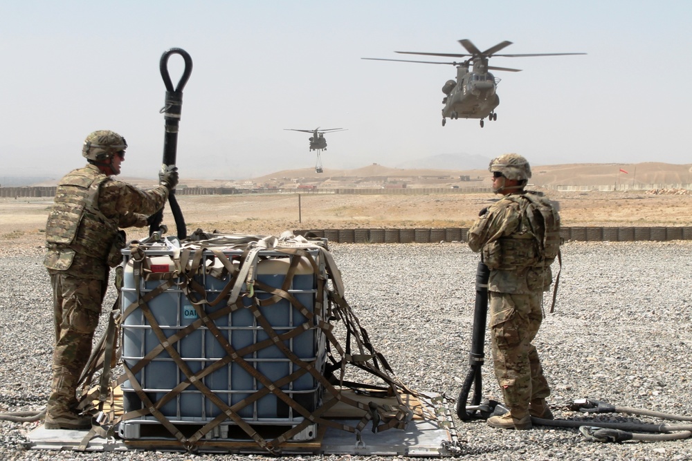 Vanguards sling load equipment to Chinook helicopter in Afghanistan