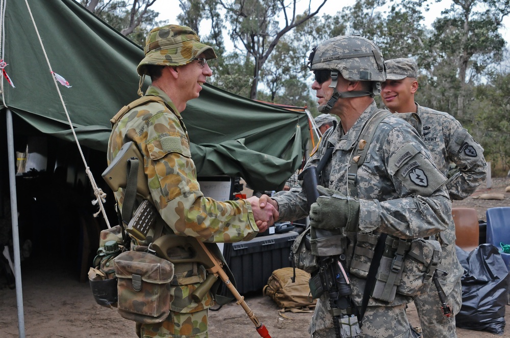 US and Australian Army battlefield commanders meet