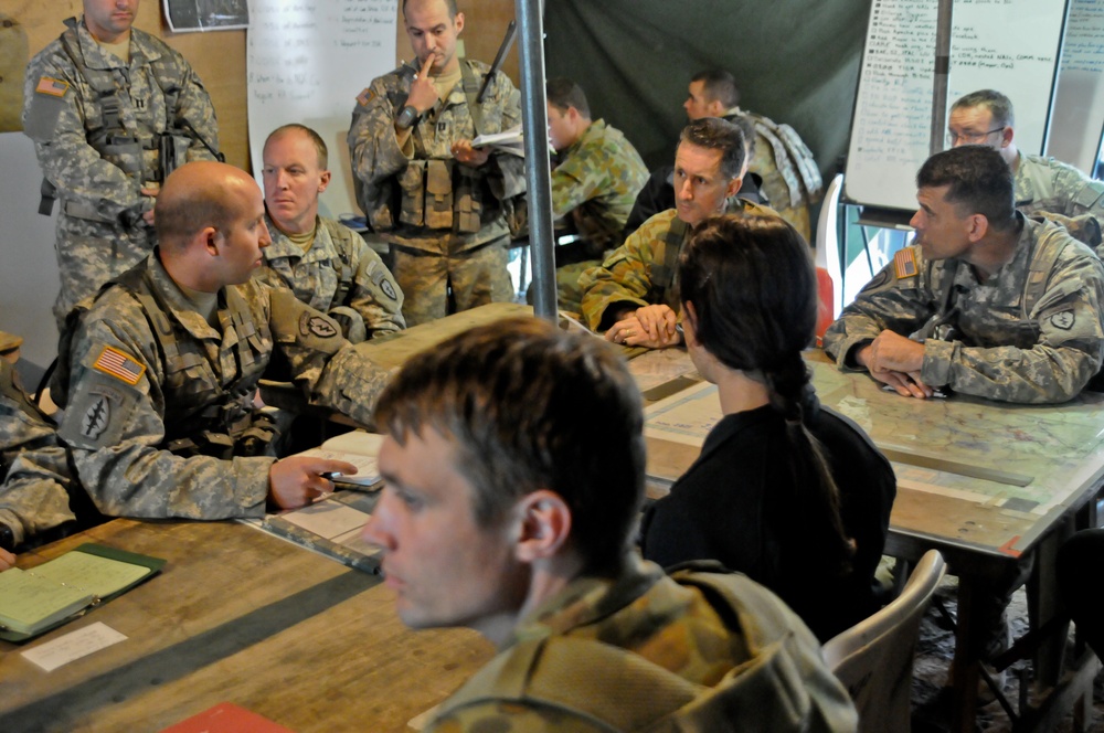 Leaders of the 4th IBCT (A) provide battle update to Australian army major general