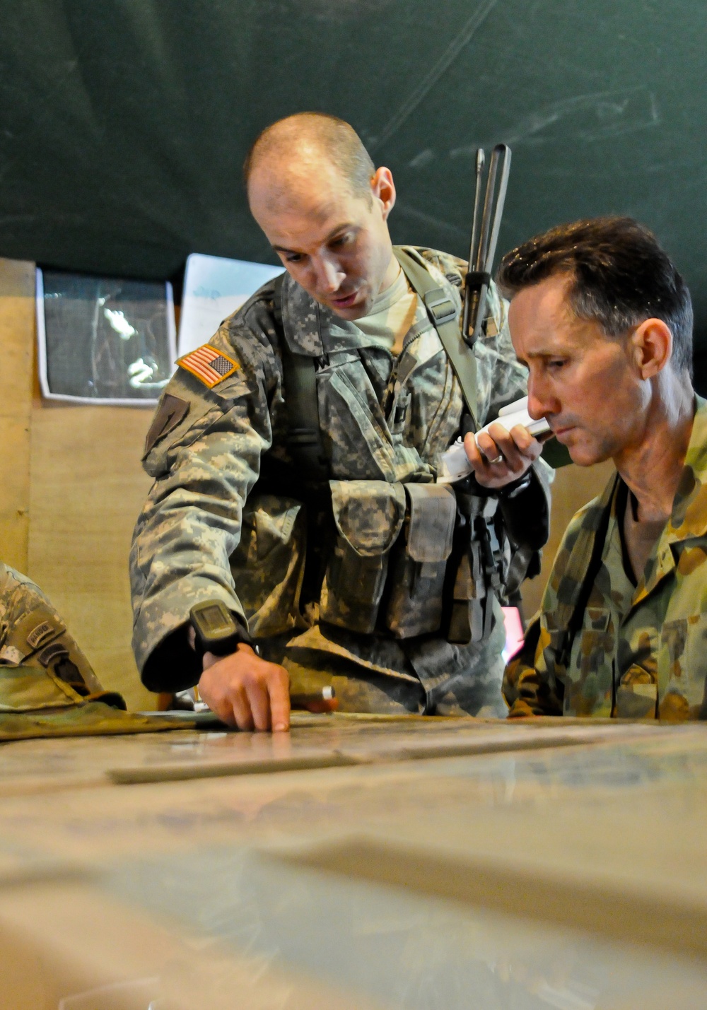 US Army captain provides operations brief to Australian Army major general