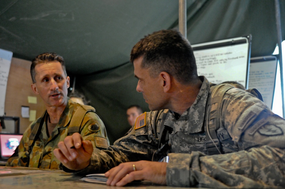 US and Australian Army battlefield commanders discuss tactical operations