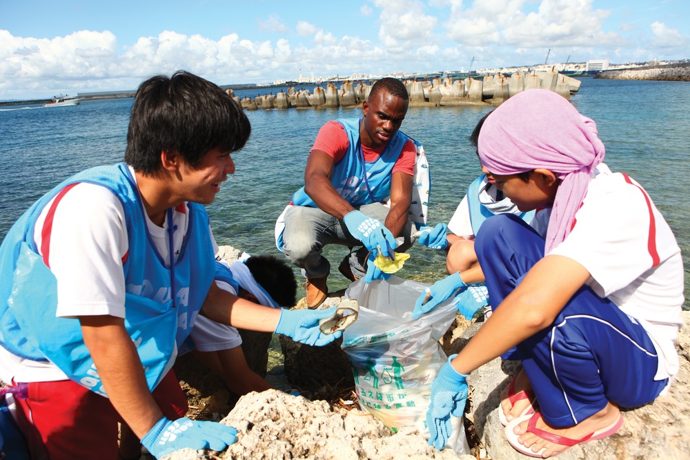 Citizens, Marines clean shoreline during festival