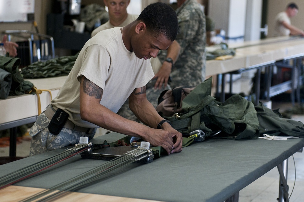 421st Quartermaster Company Riggers drop into Puerto Rico