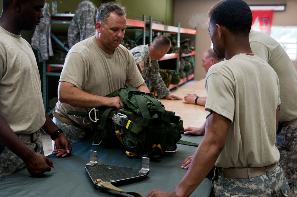 421st Quartermaster Company Riggers Drop into Puerto Rico