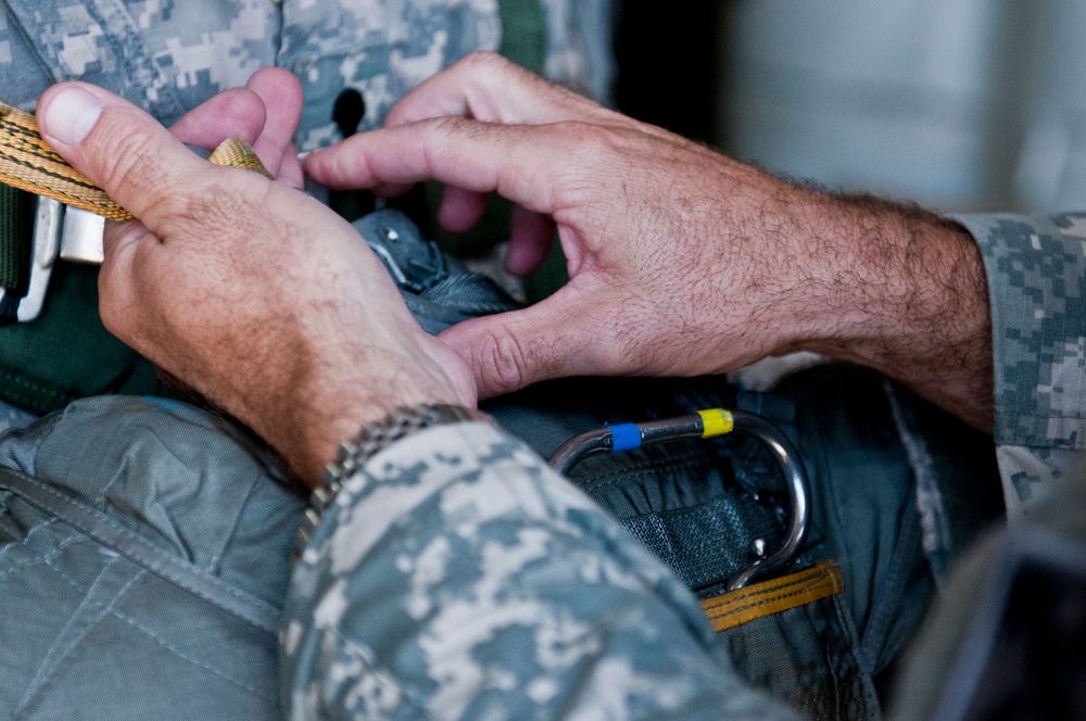 421st Quartermaster Company Riggers Drop into Puerto Rico