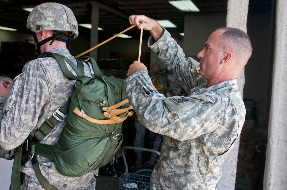 421st Quartermaster Company riggers drop into Puerto Rico