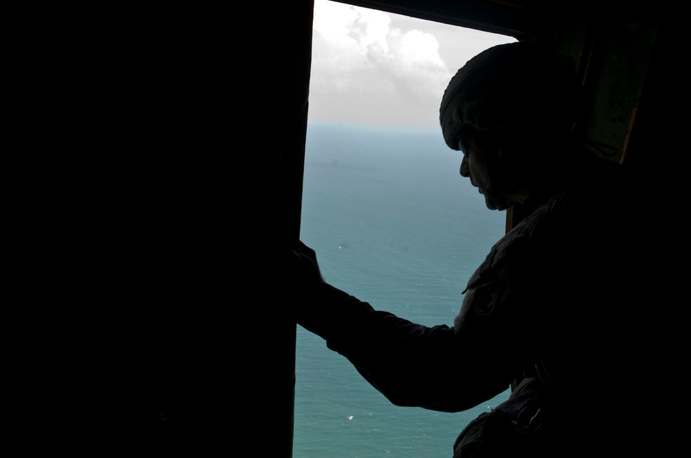 421st Quartermaster Company riggers drop into Puerto Rico