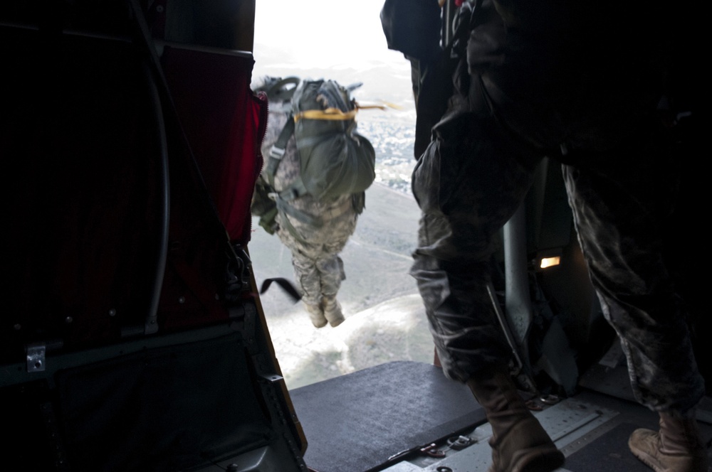 421st Quartermaster Company riggers drop into Puerto Rico