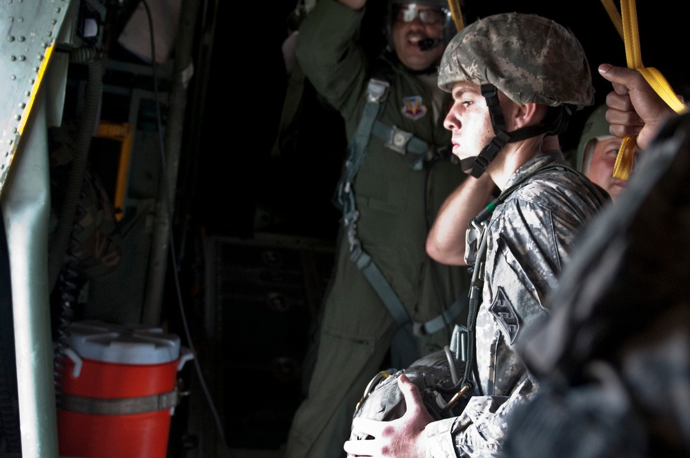 421st Quartermaster Company riggers drop into Puerto Rico