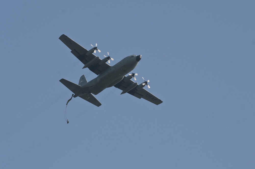 421st Quartermaster Company riggers drop into Puerto Rico