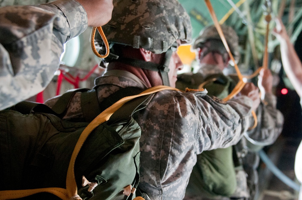 421st Quartermaster Company riggers drop into Puerto Rico