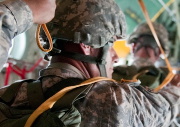 421st Quartermaster Company riggers drop into Puerto Rico