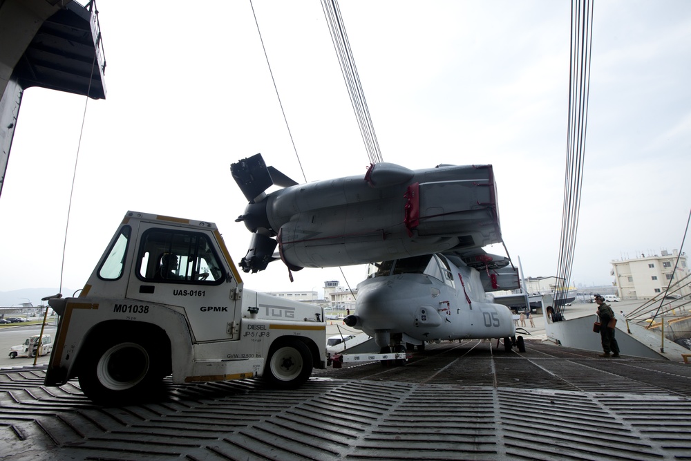12 MV-22 Ospreys arrive at Marine Corps Air Station Iwakuni